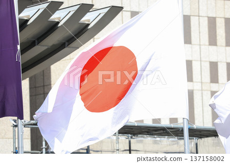 [Japanese flag] The flag fluttering in the spring cityscape 137158002