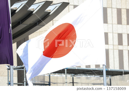 【日本國旗】春日城市景觀中飄揚的國旗 137158009