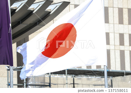 【日本國旗】春日城市景觀中飄揚的國旗 137158011