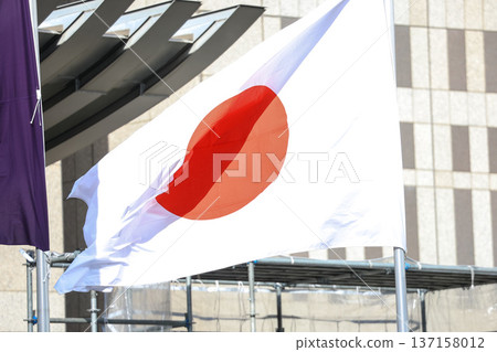 【日本國旗】春日城市景觀中飄揚的國旗 137158012