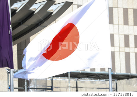 [Japanese flag] The flag fluttering in the spring cityscape 137158013