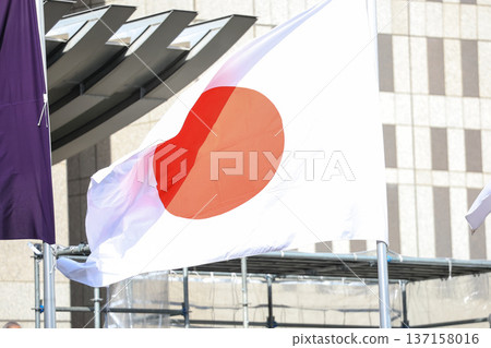 [Japanese flag] The flag fluttering in the spring cityscape 137158016