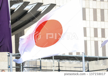 【日本國旗】春日城市景觀中飄揚的國旗 【日本國旗】春日城市景觀中飄揚的國旗 137158017