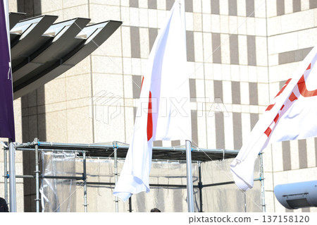 【日本國旗】春日城市景觀中飄揚的國旗 137158120