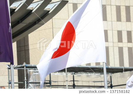 [Japanese flag] The flag fluttering in the spring cityscape 137158182