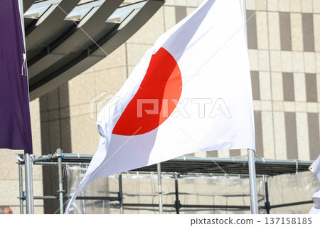 [Japanese flag] The flag fluttering in the spring cityscape 137158185