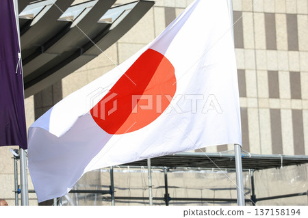 [Japanese flag] The flag fluttering in the spring cityscape 137158194