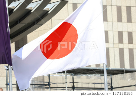 [Japanese flag] The flag fluttering in the spring cityscape 137158195