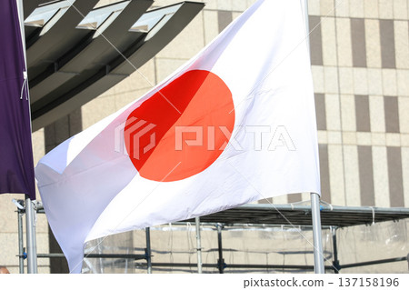 [Japanese flag] The flag fluttering in the spring cityscape 137158196