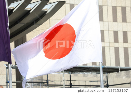 【日本國旗】春日城市景觀中飄揚的國旗 【日本國旗】春日城市景觀中飄揚的國旗 137158197