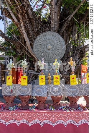 斯里蘇潘寺十二生肖祭壇與菩提樹 137158288