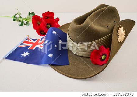 Slouch hat, poppies, and australian flag honoring anzac day 137158373