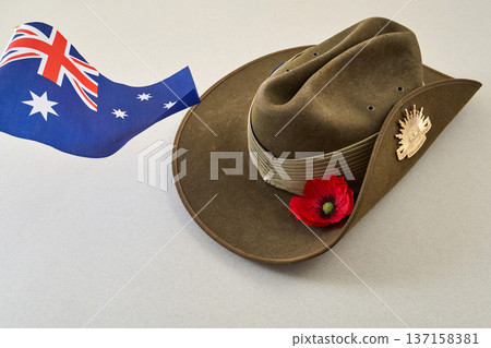 Anzac day slouch hat and australian flag 137158381