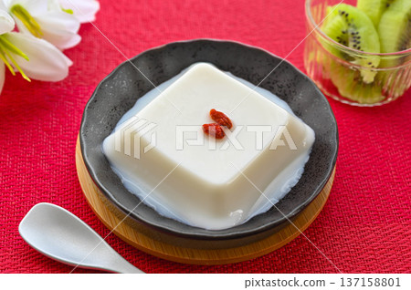 Cool and refreshing Chinese sweets: Almond tofu Cool and refreshing Chinese sweets: Almond tofu 137158801