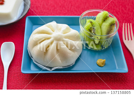 Steamed buns and kiwi Steamed buns and kiwi 137158805