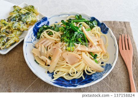 Japanese-style pasta with rape blossoms and bamboo shoots 137158824