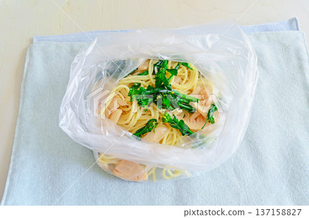 Freeze rape blossom and bamboo shoot pasta in a storage bag 137158827