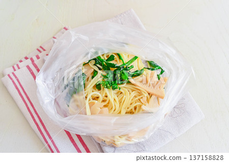 將油菜花竹筍意麵放入保鮮袋中冷凍保存。 137158828