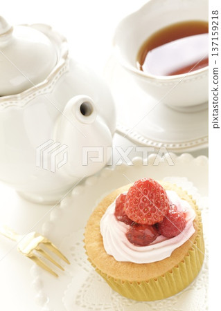 草莓紙杯蛋糕和茶 草莓紙杯蛋糕和茶 137159218