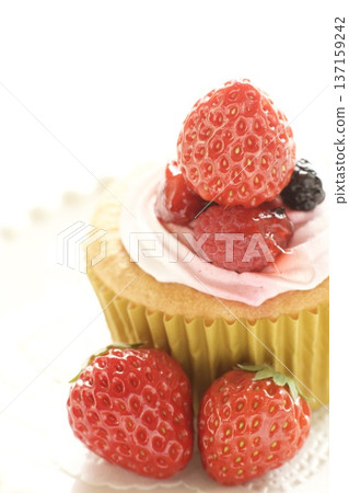 Strawberry cupcake 137159242