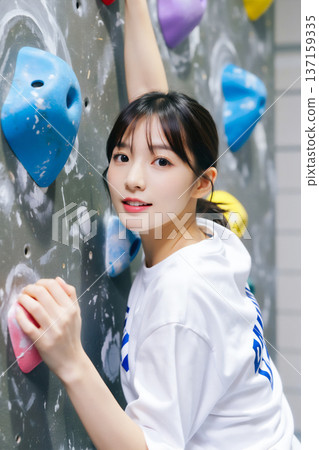 年輕女子進行抱石攀岩 137159335