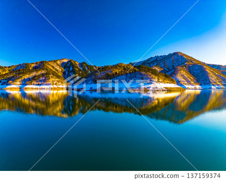 冬日的九頭龍湖美極了。藍色橙相間的湖水宛如一幅畫。無人機航拍照片。 137159374