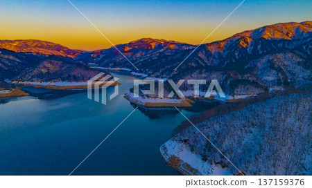 冬日的九頭龍湖美極了。藍色橙相間的湖水宛如一幅畫。無人機航拍照片。 137159376