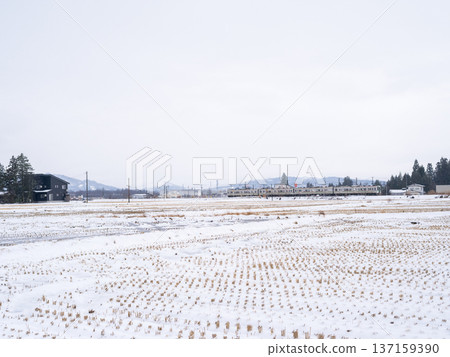 【山形線】一列地方列車穿過白雪皚皚的小鎮 【山形線】一列地方列車穿過白雪皚皚的小鎮 137159390