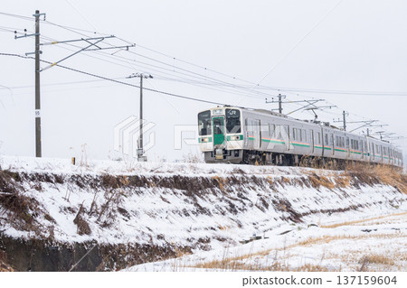 【山形線】一列地方列車行駛在白雪皚皚的景色中 137159604