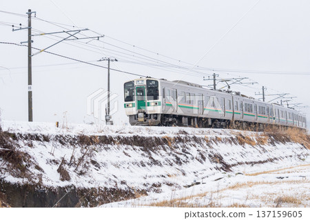 【山形線】一列地方列車行駛在白雪皚皚的景色中 137159605