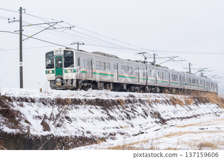 【山形線】一列地方列車行駛在白雪皚皚的景色中 137159606
