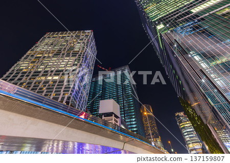 東京澀谷車站前的摩天大樓夜景 東京澀谷車站前的摩天大樓夜景 137159807