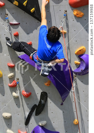 運動員攀爬抱石牆 137159988