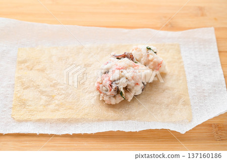 將食材放在泡發後的腐竹乾上。 將食材放在泡發後的腐竹乾上。 137160186