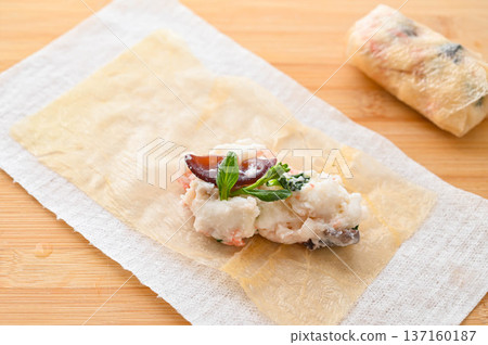 將食材放在泡發後的腐竹乾上。 將食材放在泡發後的腐竹乾上。 137160187