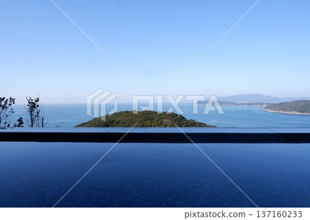 The blue sea seen from the hot spring 137160233