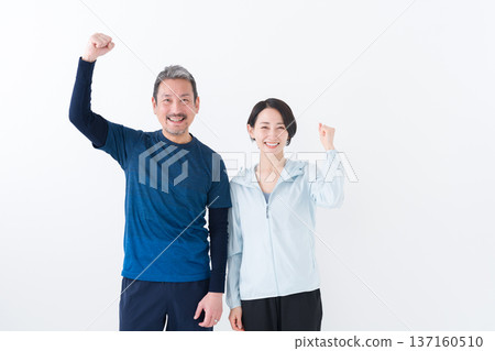 運動員擺出擊拳姿勢 運動員擺出擊拳姿勢 137160510