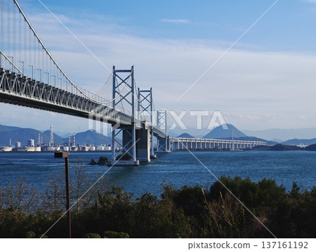 從吉島停車場看到的美山瀨戶大橋 從吉島停車場看到的美山瀨戶大橋 137161192
