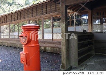 Nostalgic Round Postbox/Heartwarming Times 137161198