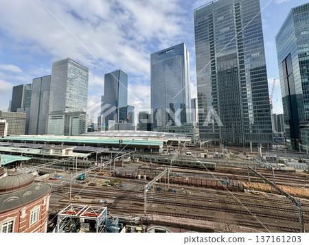 Tokyo Station platform seen from the rooftop garden of KITTE_Yamanote Line and Shinkansen E5 Series Tokyo Station platform seen from the rooftop garden of KITTE_Yamanote Line and Shinkansen E5 Series 137161203