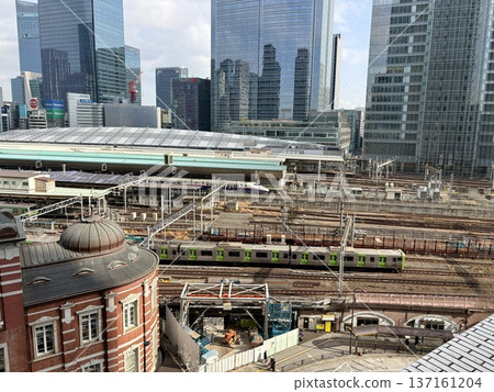 Tokyo Station platform seen from the rooftop garden of KITTE_Yamanote Line and Shinkansen E5 Series Tokyo Station platform seen from the rooftop garden of KITTE_Yamanote Line and Shinkansen E5 Series 137161204