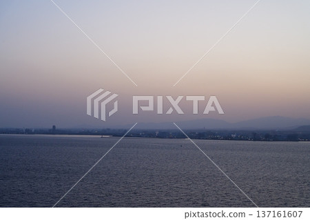 Dawn at Osaka Bay seen from the Kansai International Airport Bridge [Osaka Prefecture] 137161607
