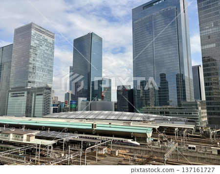 從丸之內河看到的東京車站 - 北陸新幹線白鷹號和東海道新幹線希望號列車一起展示 從丸之內河看到的東京車站 - 北陸新幹線白鷹號和東海道新幹線希望號列車一起展示 137161727