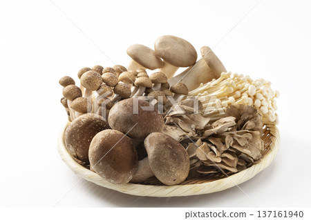 濾鍋裡的各種蘑菇 濾鍋裡的各種蘑菇 137161940