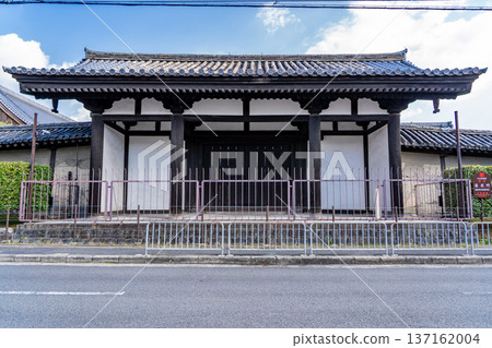Kyoto Toji Temple Rengemon Gate (National Treasure) Eight-legged gate (Imperial Envoy Gate) rebuilt in the Kamakura period. This gate was used by Kukai when he traveled to Mount Koya. 137162004