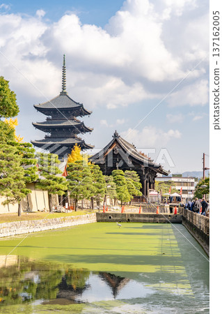 京都東寺的五重塔（國寶），日本最高的木塔，以及南大門（重要文化財產），即三十三間堂的西門（原址）。 137162005