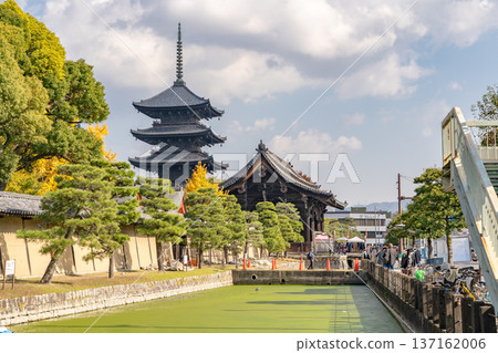 京都東寺的五重塔（國寶），日本最高的木塔，以及南大門（重要文化財產），即三十三間堂的西門（原址）。 137162006