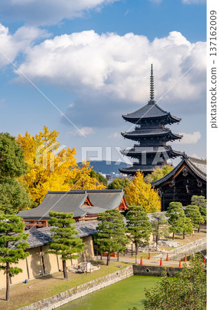 京都 - 東寺秋葉、五重塔（國寶）和南門（重要文化財產） 137162009