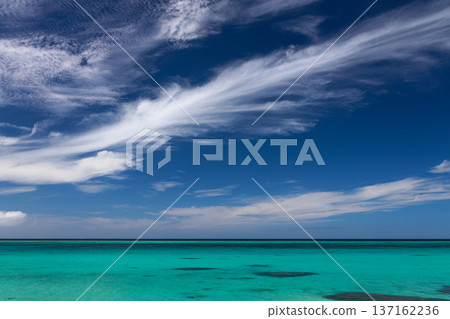 藍天白雲，碧綠清澈的熱帶海洋。 137162236