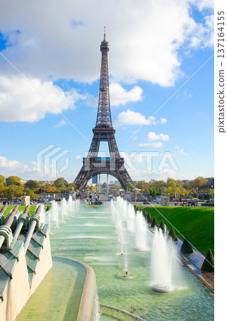 Eiffel Tower and fountains of Trocadero 137164155